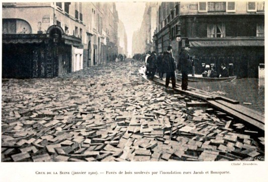 1910 rue Jacob et Bonaparte pave de bois.jpg
